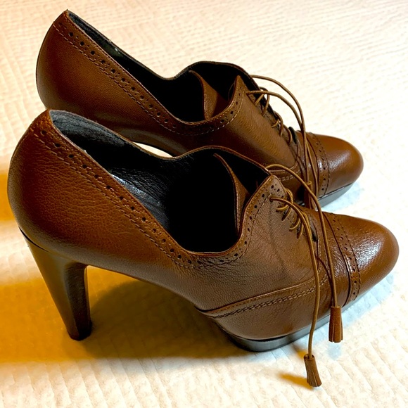Stuart Weitzman Signore Oxford Lace Up Pumps, Hickory Cognac Brown, Size 10 - Picture 9 of 15